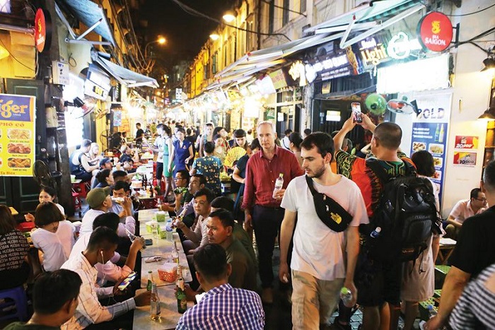 Khách du lịch quốc tế đến Hà Nội (ảnh: báo Đầu tư)